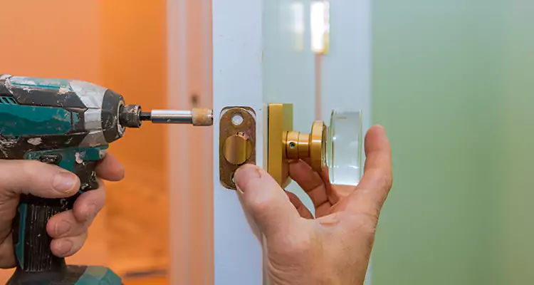 Broken Door Knob Fix in Tarpon Springs, FL